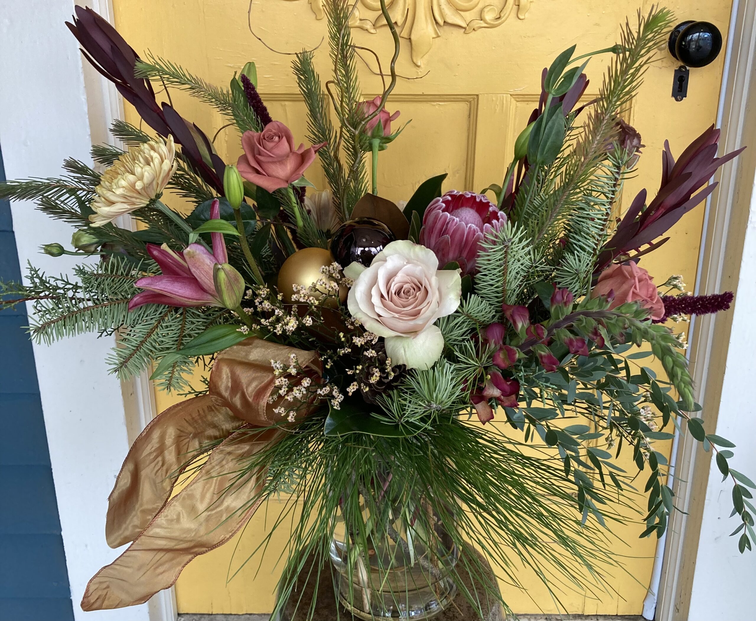 Festive Holiday Flowers - Image 9